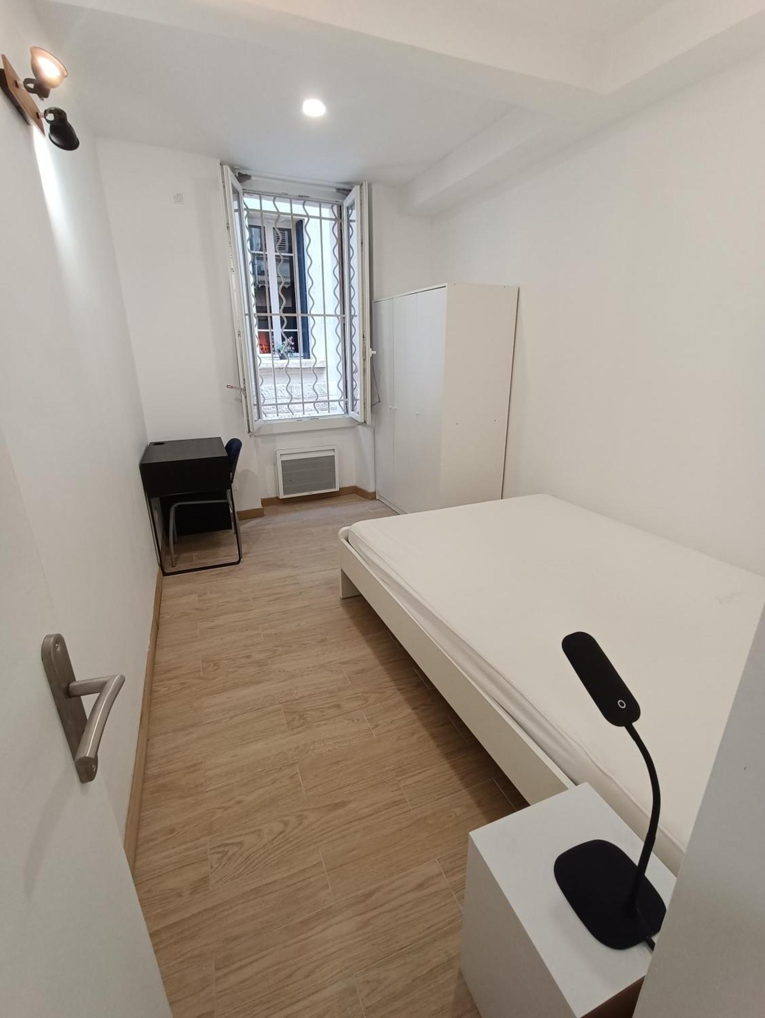 Appartement T3 Renove Avec Cour, Intra Muros Avignon
