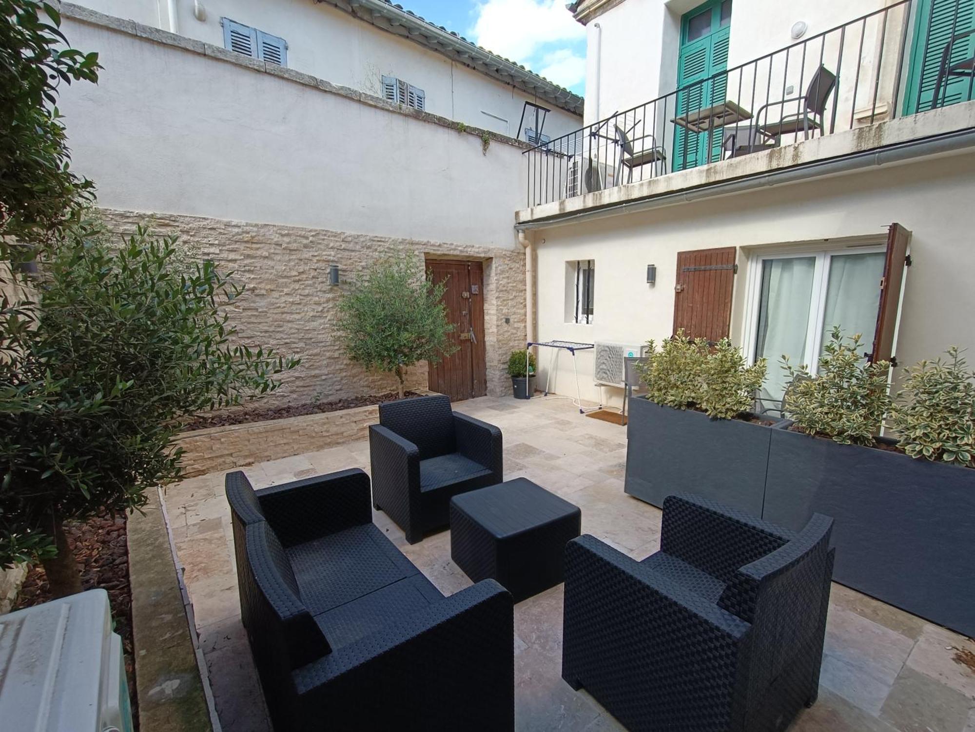 Appartement T3 Renove Avec Cour, Intra Muros